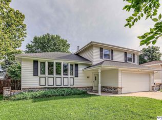 8826 Ruggles Cir, Omaha, NE 68134