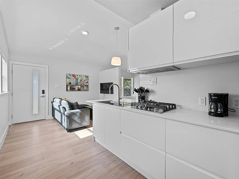 2201 Leon St #D — Photo 12