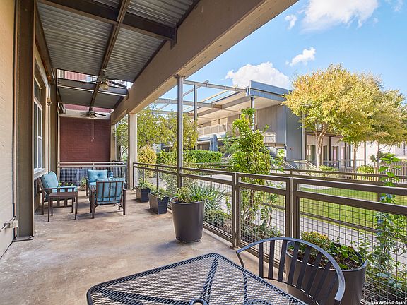 3rd image of 831 S FLORES ST #2105