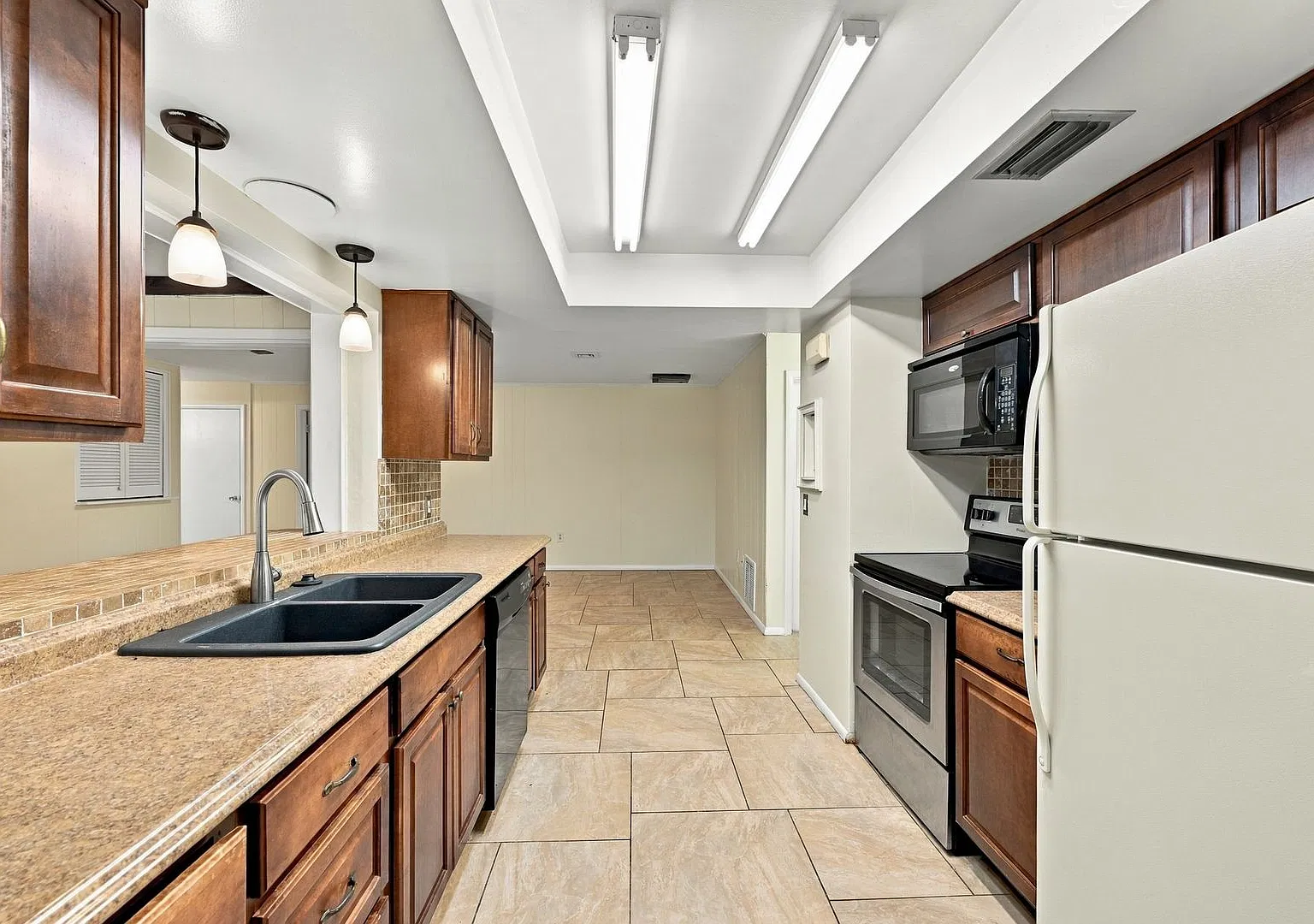 Spacious 4-Bedroom Home in Fairway Estates Dunedin — Photo 4