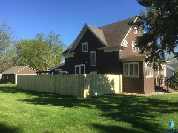 618 N Lincoln Ave, Madison, SD 57042
