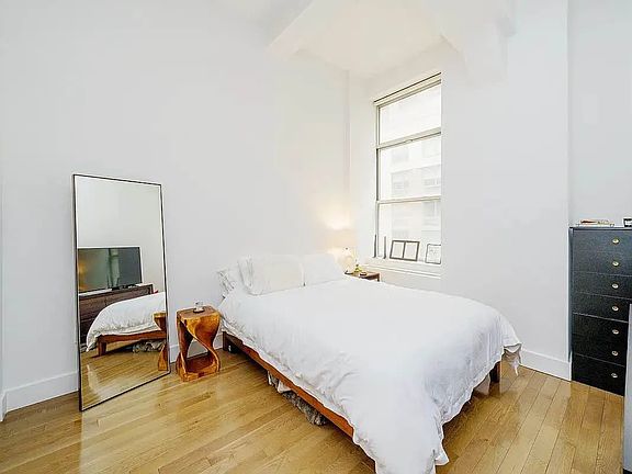 5th image of 321 W 37th St APT 5L