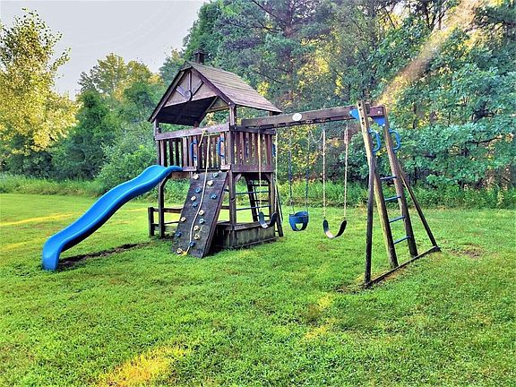 3rd image of 4 Wildwood Ln