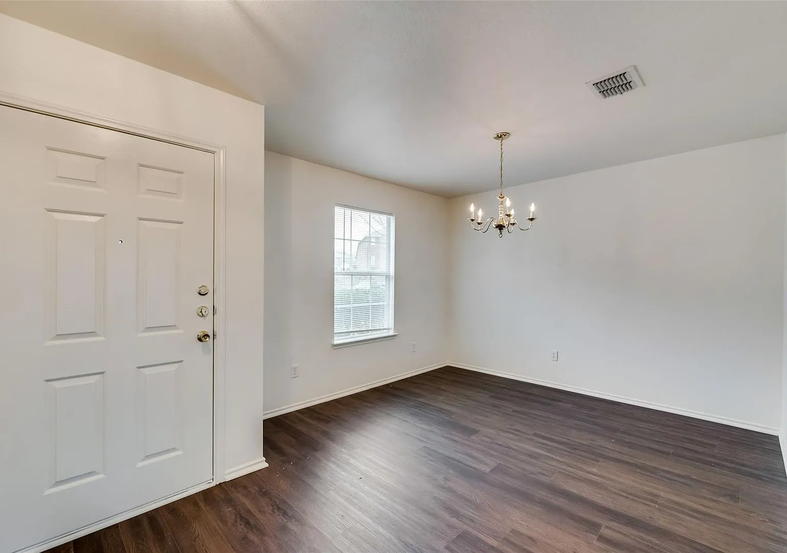 Updated Move in ready home! Lancaster ISD — Photo 4