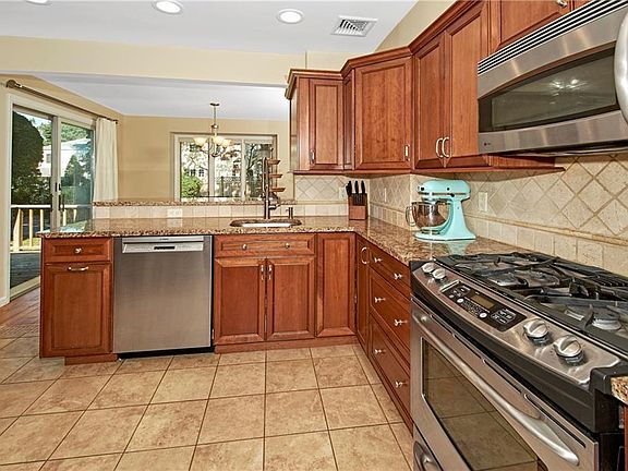 5th image of 47 Siwanoy Blvd