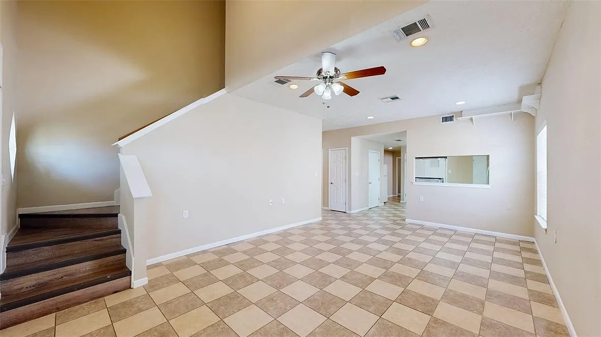 6 bed, 2260 sqft, $2,400 — Photo 3