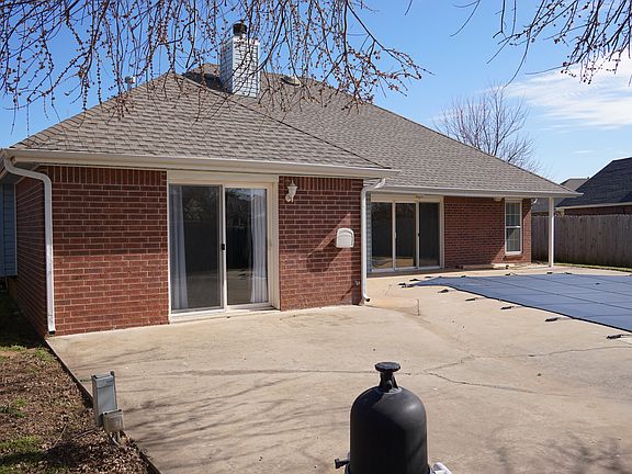 5th image of 2431 E Hills Dr