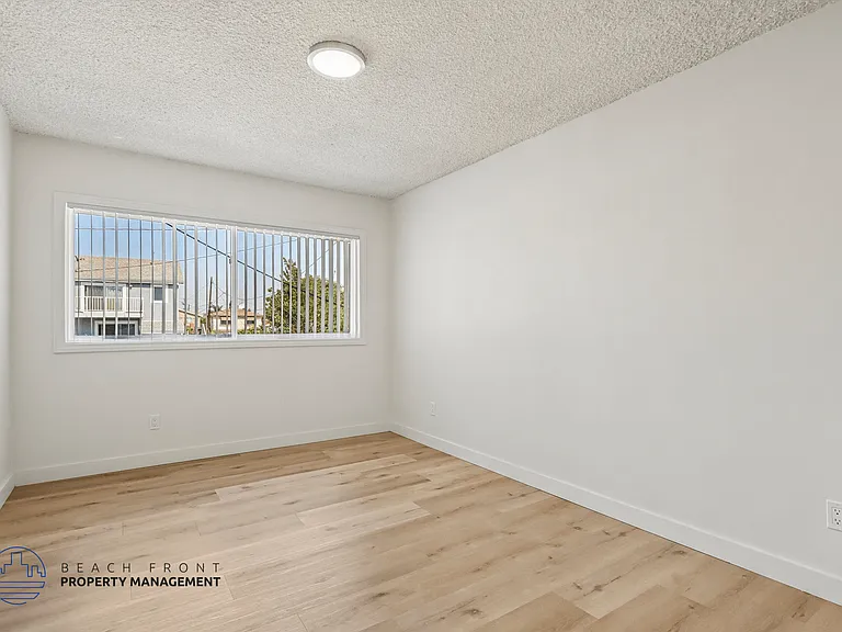 1458 Marine Ave — Photo 11