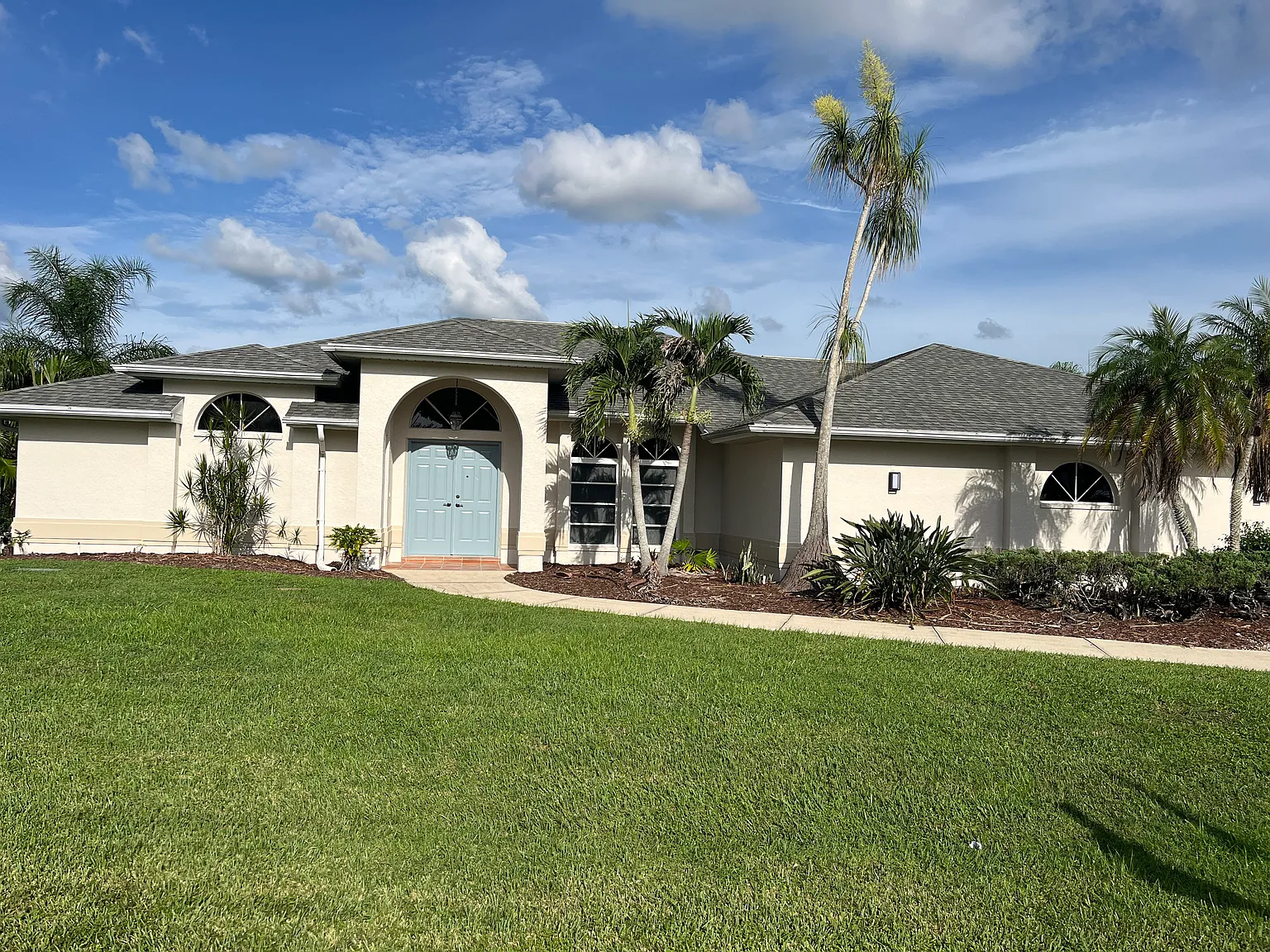 3 bed, 2.5 bath, 2205 sqft, $2,600 — Photo 2