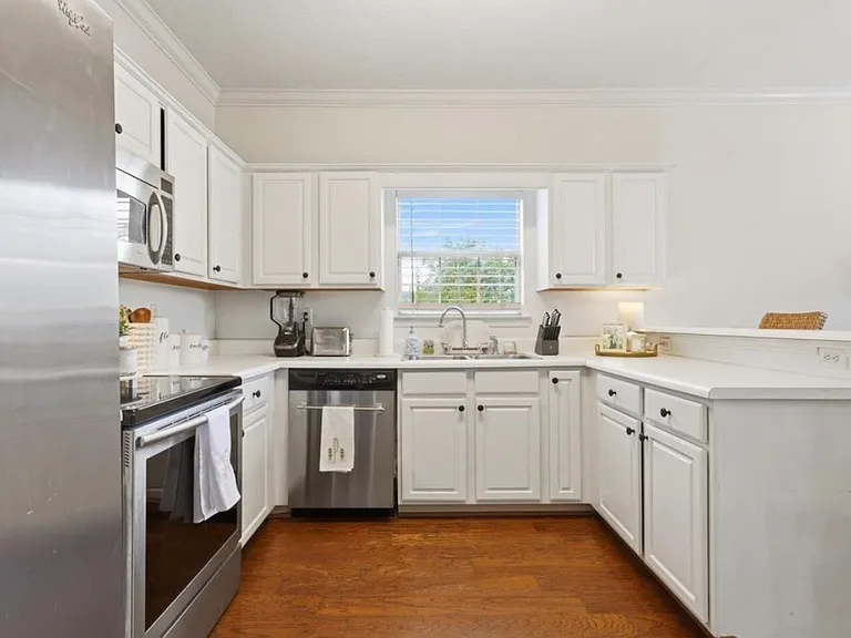 2300 Amberley Woods Trce — Photo 4