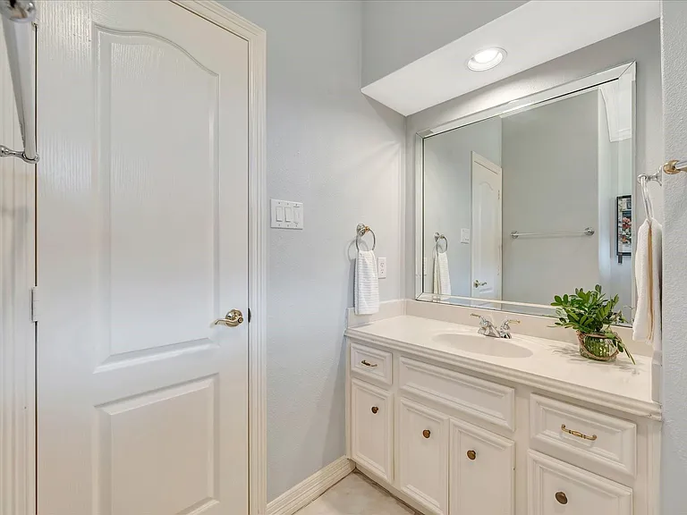 2421 Baycrest Dr — Photo 30