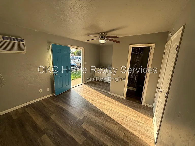 2108 SW 51st St #7 — Photo 4