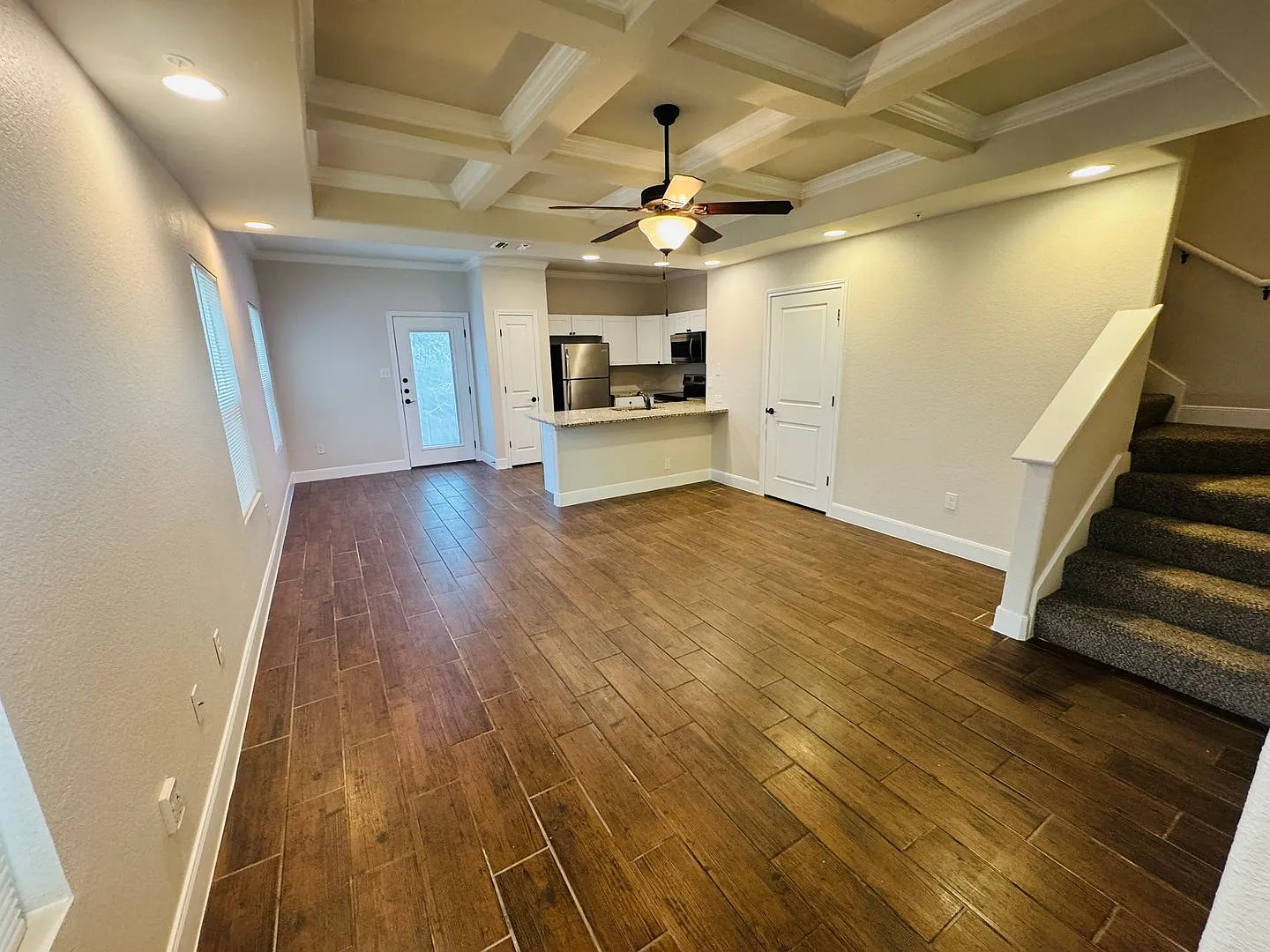 Beautiful modern town house right off of Judson & close to Nacogdoches — Photo 2