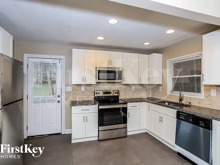 1855 Shamrock Dr — Photo 8