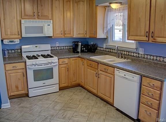 3rd image of 9096 Floral St