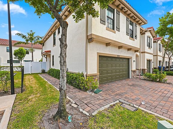 2nd image of 2011 Tamarind Drive