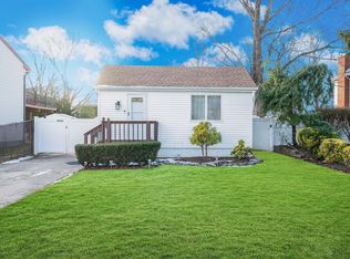 681 East Dr, Lindenhurst, NY 11757