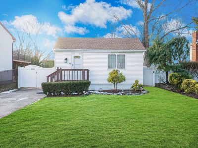 681 East Drive, Lindenhurst, NY, 11757