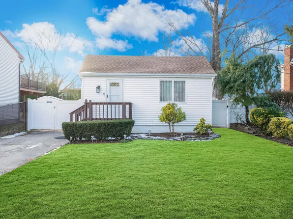 681 East Drive, Lindenhurst, NY 11757