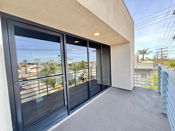 5th image of 325 Robinson Ave #301