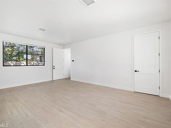 3rd image of 5061 1/2 Cartwright