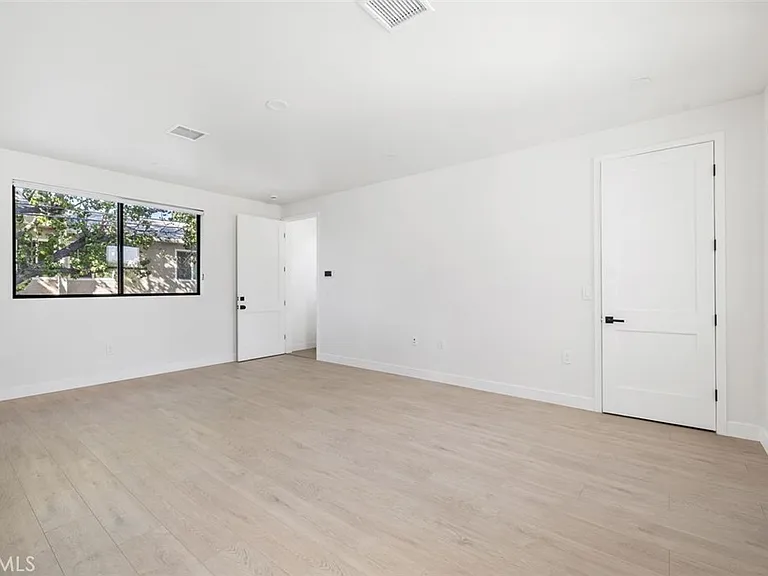 5061 1/2 Cartwright — Photo 3