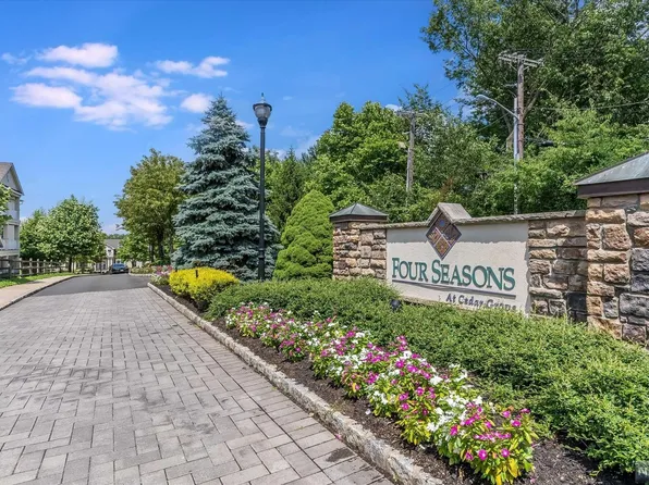 1110 Holly Ln, Cedar Grove, NJ 07009