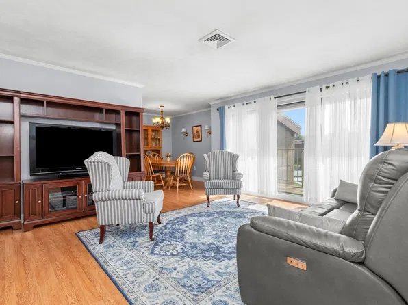 4 Ledgewood Way APT 21, Peabody, MA 01960