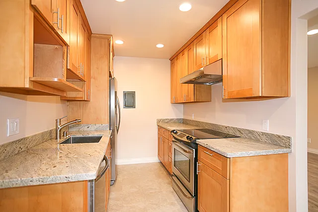 570 Oxford Ave #C — Photo 3