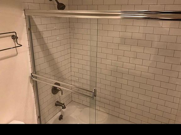 5th image of 7044 Hawthorn Ave #302