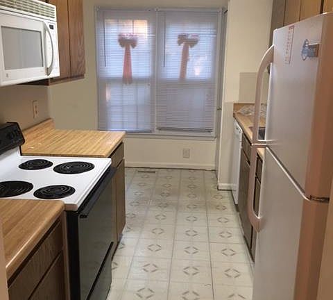 2nd image of 210 Sherwood Ct