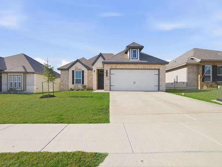 1318 Kingsgate Dr — Photo 3