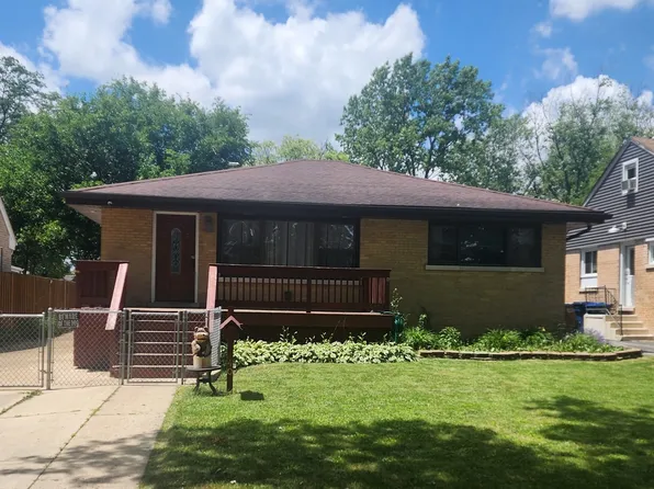 40 S Monterey Ave, Villa Park, IL 60181