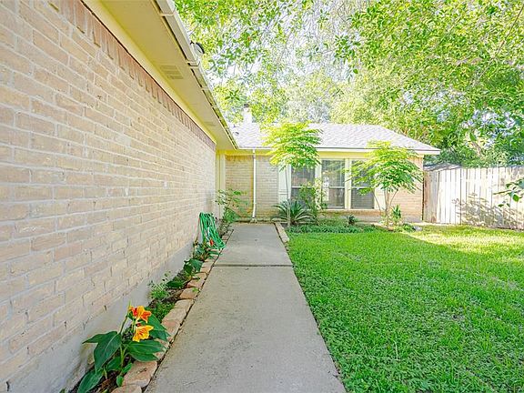 4th image of 903 Western Hills Dr