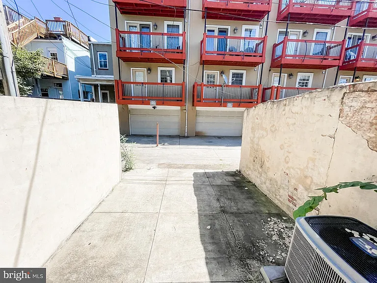 809 S Glover St — Photo 12