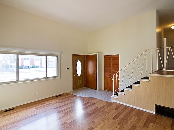 4th image of 90 E Lincoln Ave