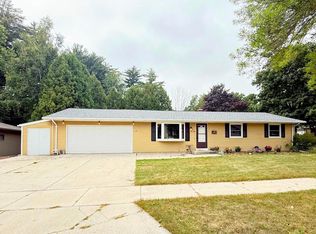 1607 Camelot Blvd, Sheboygan, WI 53081