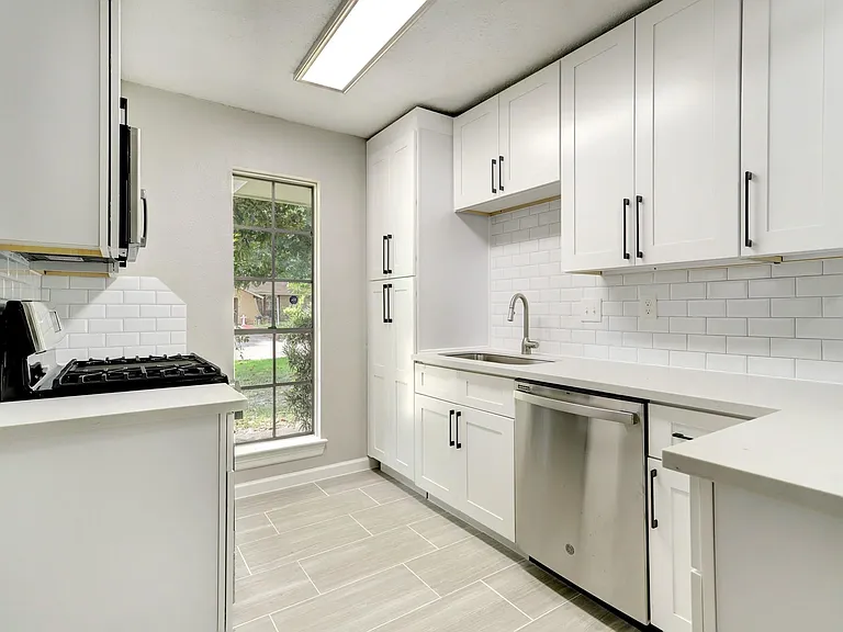 4411 Oak Shadows Dr — Photo 6