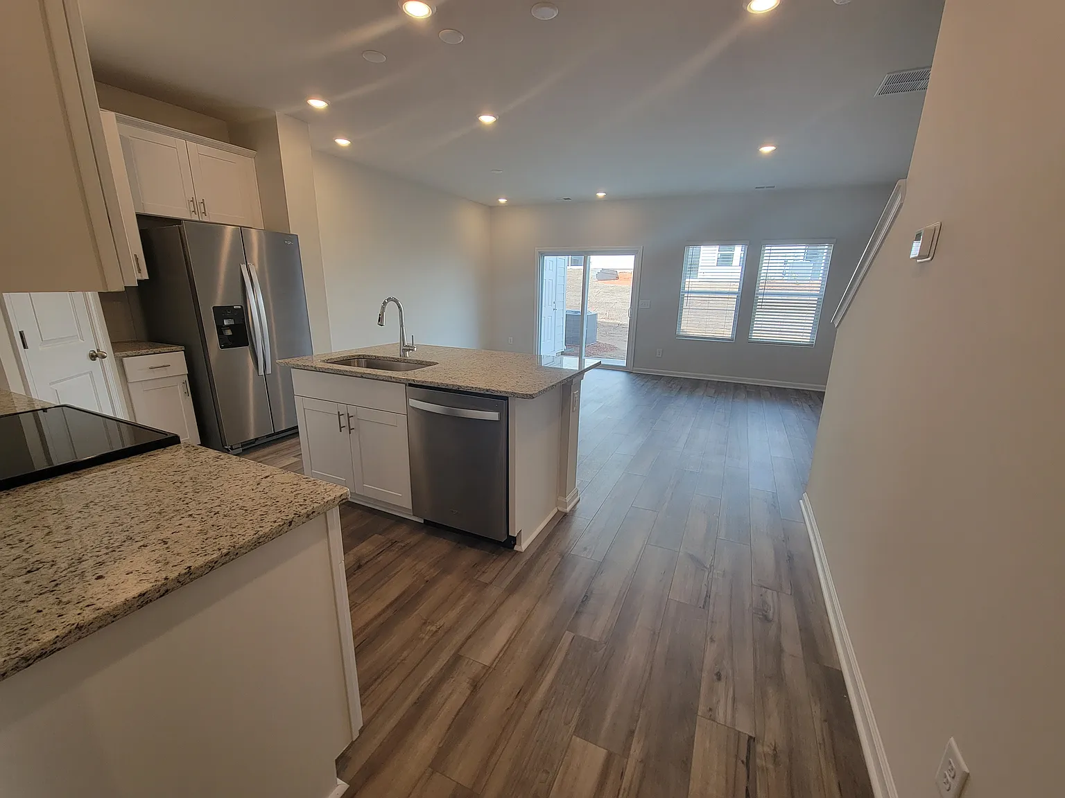 3 bed, 2.5 bath, 1601 sqft, $2,100 — Photo 4