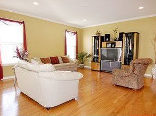 405 Elm Ridge Ct, Carpentersville, IL 60110