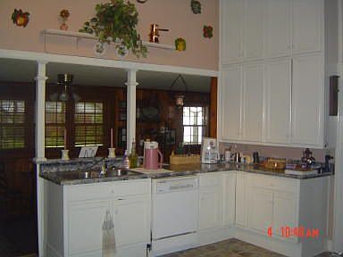 Kitchen with 9' ceilings, crown mold, pantry, plenty of cabinets, 