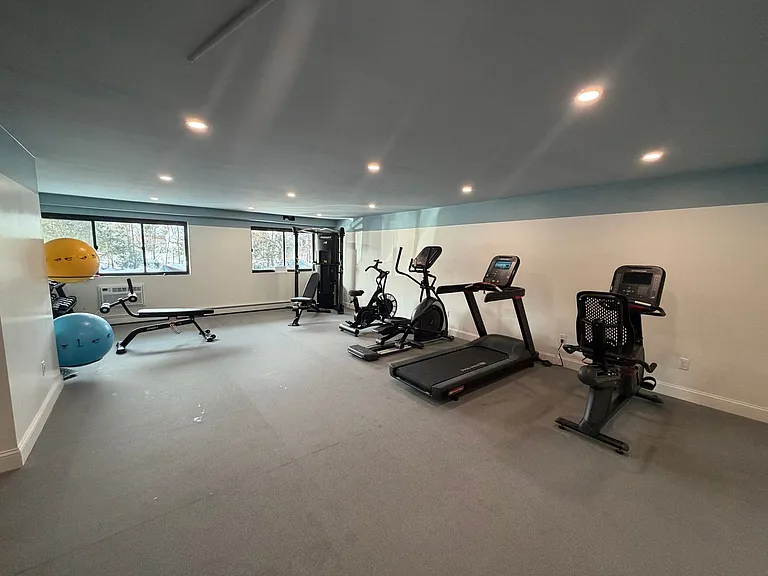 Country Club Apartments — Photo 24