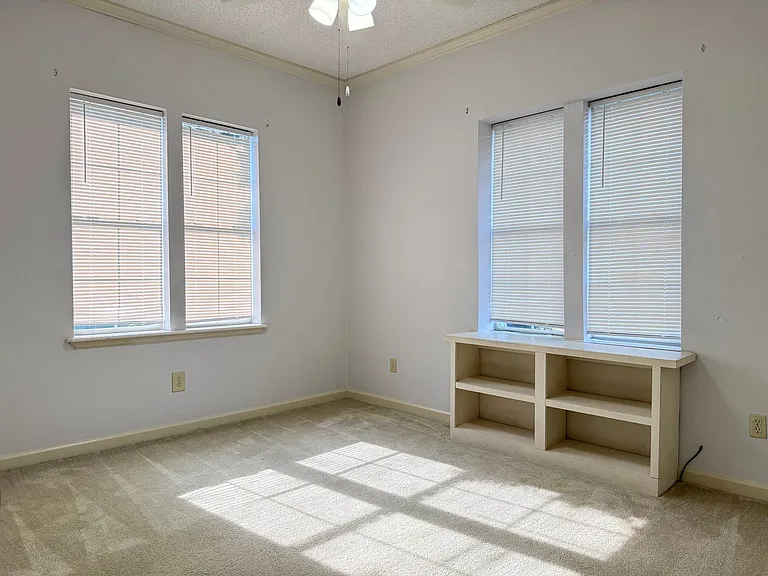 704 E North St — Photo 10