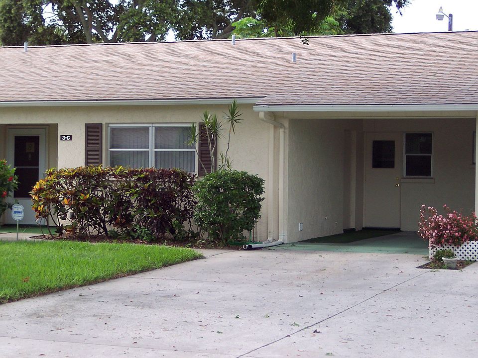 2 bed / 2 bath villa with carport