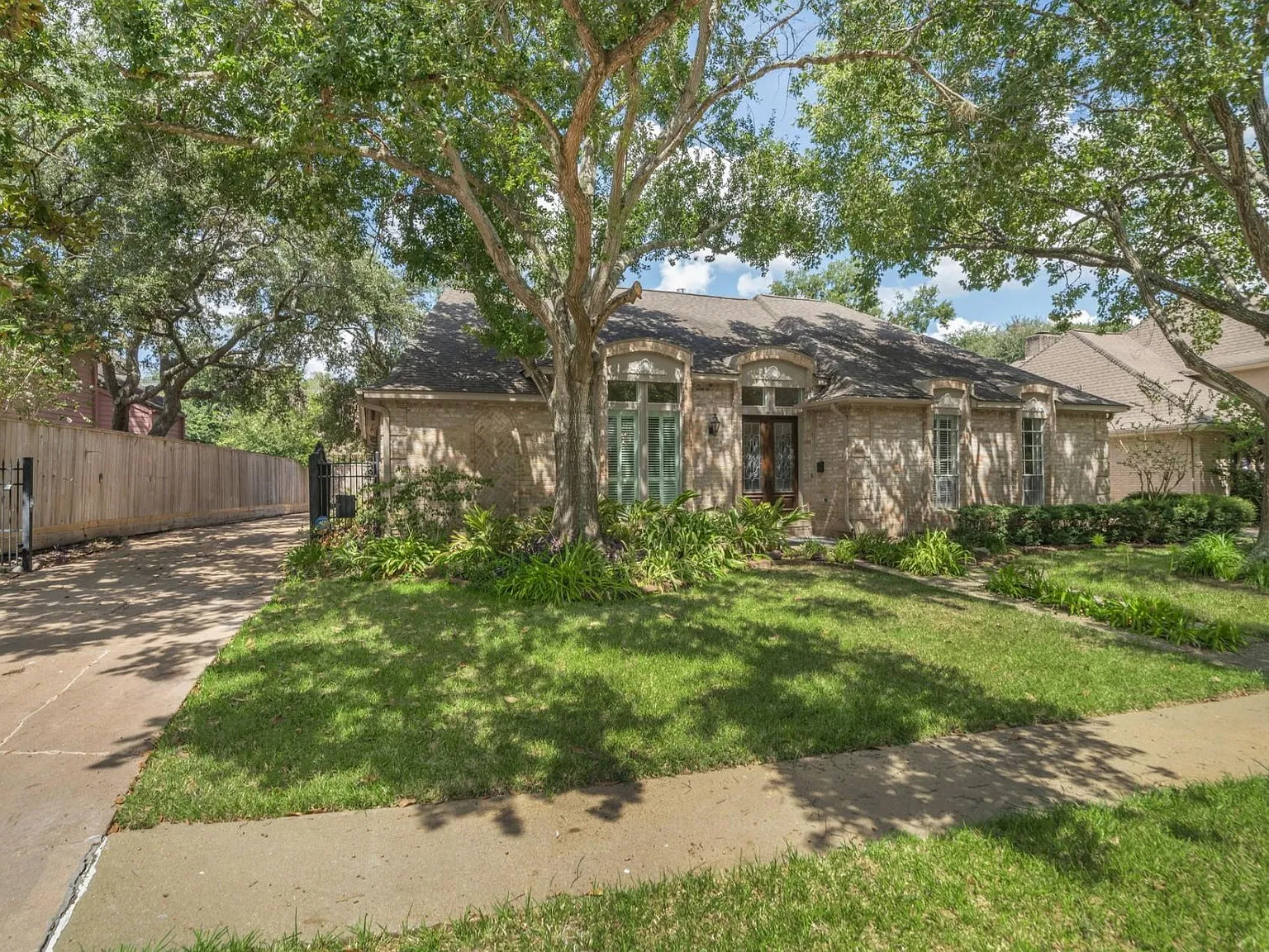 3 bed, 2.5 bath, 2727 sqft, $3,500 — Photo 2