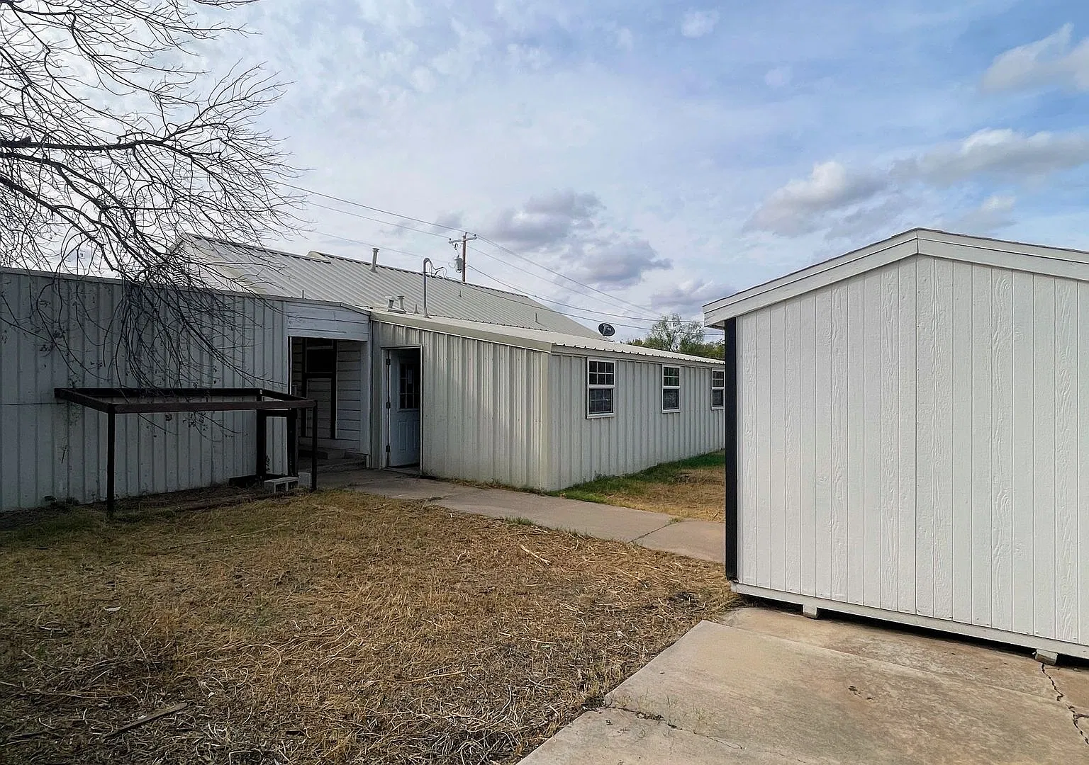 2 Bedrooms, 2 Full Bathrooms - Space, Storage and Comfort in Quiet Snyder! — Photo 4