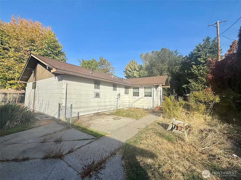 4th image of 611 Cedar