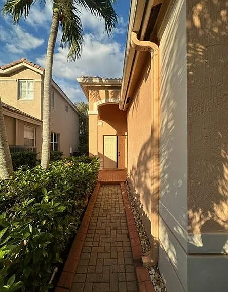 1572 Banyan Way — Photo 24