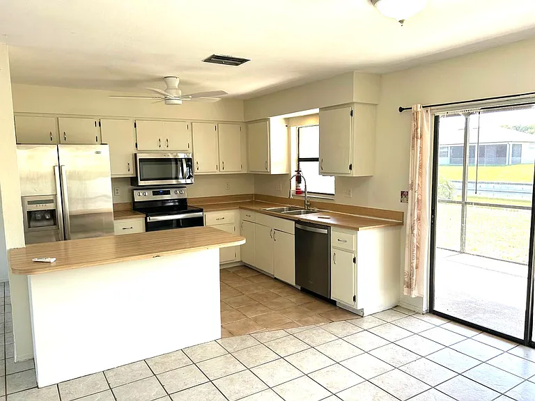 1421 SE 4th Pl — Photo 35