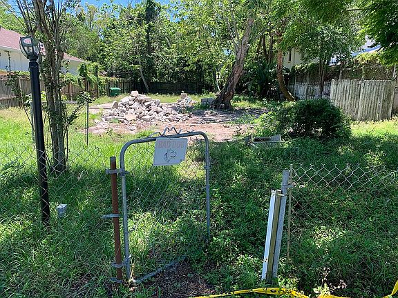 2nd image of 1509 E Knollwood St